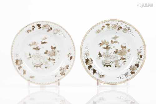 A pair of platesChinese export porcelainGilt and grisaille decoration depicting floral motifs and