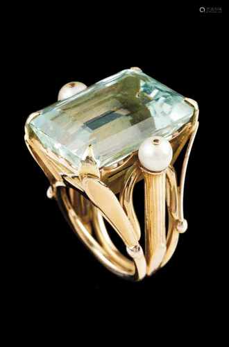 A ring18kt gold set with one emerald cut aquamarine and two pearlsEurope, 1940s/60s(wear signs)Med.: