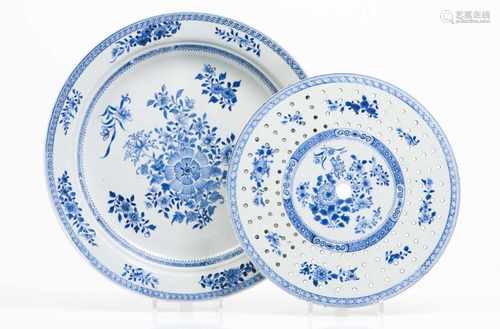 A vegetables platter with gridChinese export porcelainFlower motifs blue underglaze