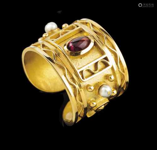 A wide ringGold Decorated with undulating threads and grains, set with oval tourmaline and small