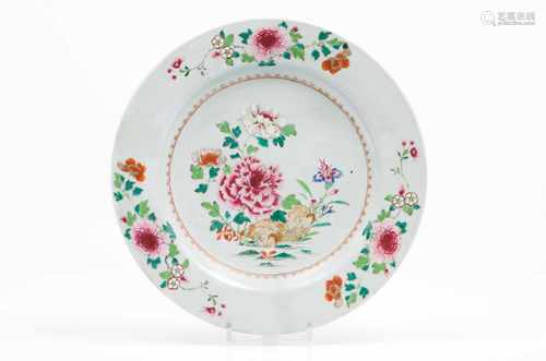 A large plateChinese export porcelainPolychrome 