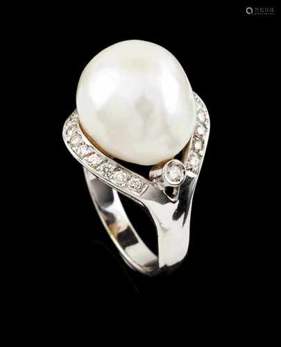 A ringPortuguese gold Set with baroque pearl (ca. 15mm) framed by small brilliant cut diamonds