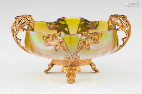 An Art Nouveau bowlIridescent glassApplied gilt bronze floral elements 19th / 20th century9x17,