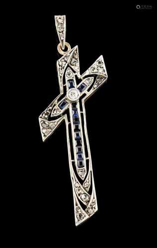 A CrucifixGold and silver, 19th / 20th centuryPierced decoration, set with 1 antique brilliant cut