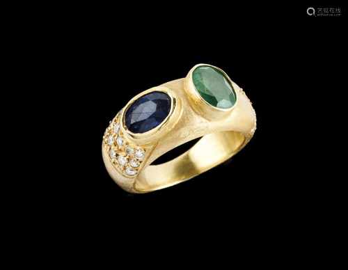 A ringMatte goldPlain band set with one oval cut emerald (ca. 8x6mm), an oval cut sapphire (ca.