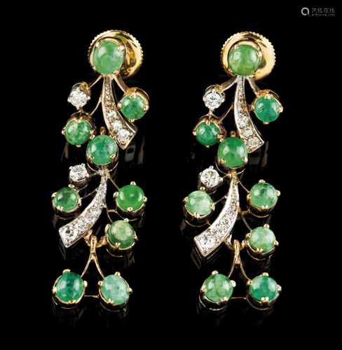 A pair of earringsGoldArticulated pendants set with 18 small cabouchon emeralds, 4 brilliant cut (