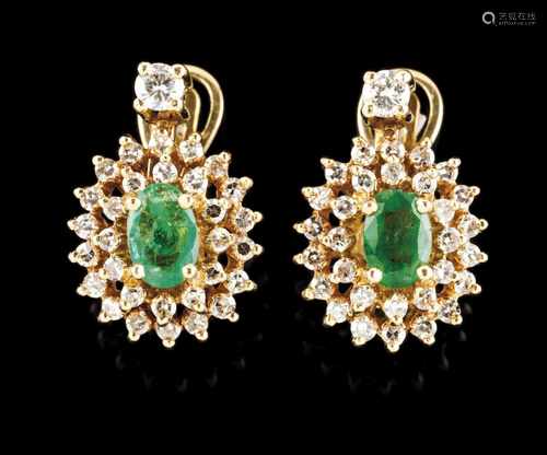 A pair of earringsSet with 2 oval cut emeralds (ca. 6x4mm), framed by two 8/8 cut diamonds frieze;