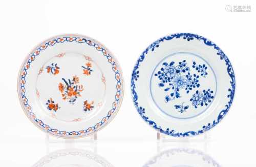 Two platesChinese export porcelainDecorated with flowersQianlong Period (1736-1795)Diam.: 23 cm