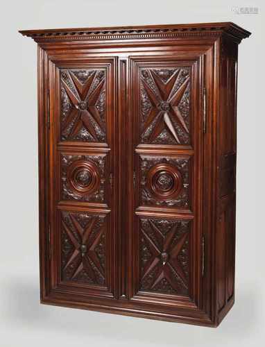 A large cupboardChestnutWith carved decoration double doorsPortugal, 19th C.(minor faults)243x185x77