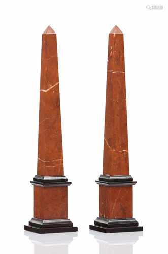 A pair of obelisksIn brown and black marbleItaly, 20th C.Height: 36,5 cm