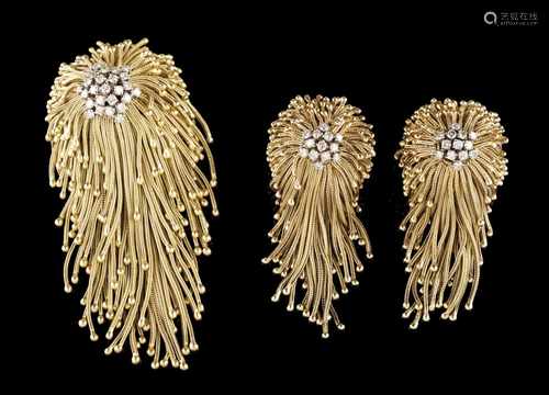 A modernist brooch and pair of earrings18kt goldSemi-spheres with fringes of decreasing sizes,