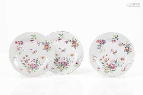 A set of three scalloped platesChinese export porcelainPolychrome Famille Rose, rouge de fer and