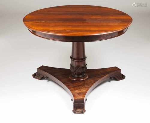 Breakfast tableRosewoodWith carved feet and central column19th century78x108 cm