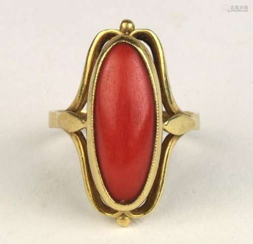 Coral and 18k yellow gold ring