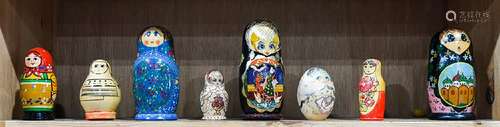 (lot of 8) Russian lacquered nesting dolls in various