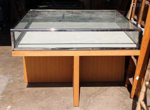 Glass display table