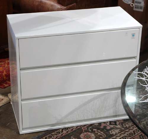 Modern laquer three drawer chest of drawers, 31