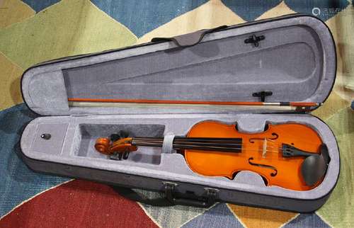 Student violin with bow and case, 32