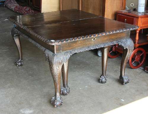 Jacobean style dining table with (7) 26.5