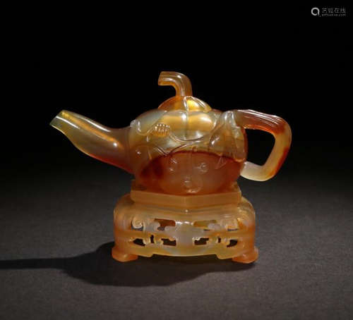 AN AGATE MELON CARVED TEAPOT SHAPED ORNAMENT