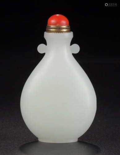 A HETIAN JADE SNUFF BOTTLE