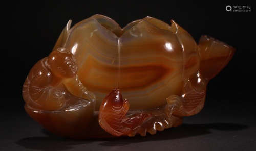 AN AGATE LOTU SHAPED KID AND FISH CARVED BRUSH WASHER