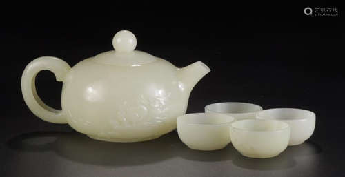 A SET OF HETIAN JADE TEAPOT AND CUPS