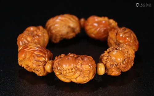 A LION CARVED BEADS BRAZALET