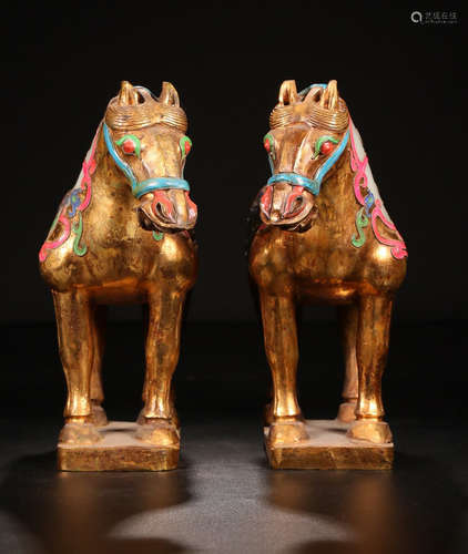 A PAIR OF HETIAN JADE GOLD WRAPPED HORSE ORNAMENT