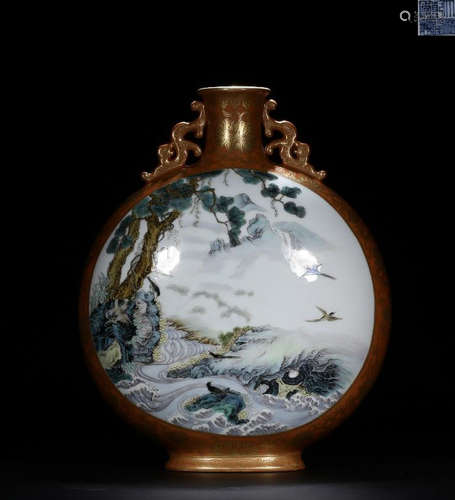 A LANDSCAPE PAINTED OUTLINE IN GOLD PORCELAN EAR VASE