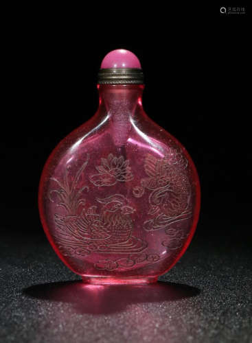 A GLASS CHINESE DUCK CARVED SNUFF BOTTLE