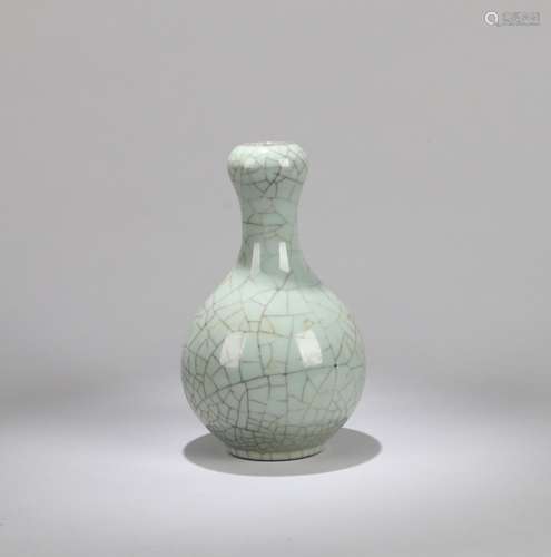 A Chinese Ge-Type Porcelain Vase