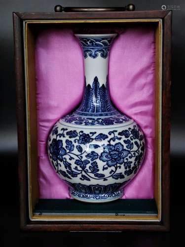 A Chinese Blue and White Porcelain Vase