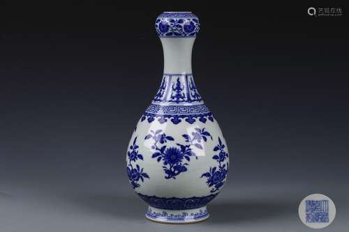 A Chinese Blue and White Porcelain Vase