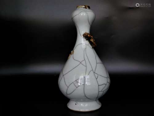 A Chinese Ge-Type Porcelain Vase