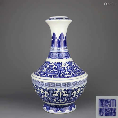 A Chinese Blue and White Porcelain Vase