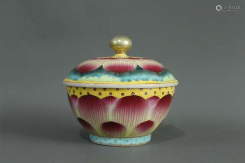 A Chinese Famille-Rose Porcelain Bowl with Cover