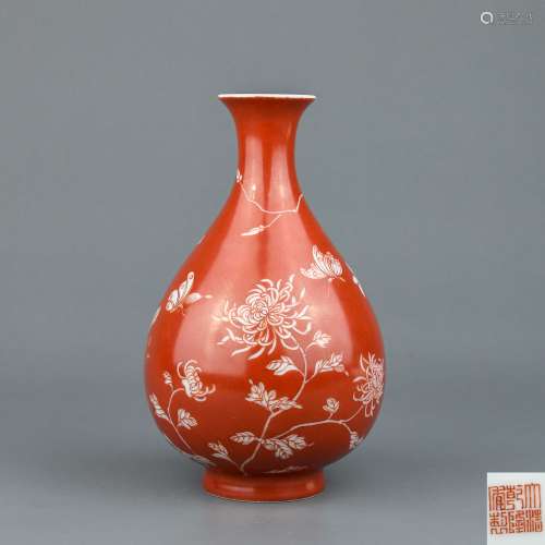 A Chinese Red Ground Porcelain Vase
