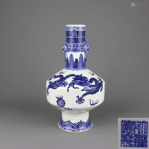 A Chinese Blue and White Porcelain Vase