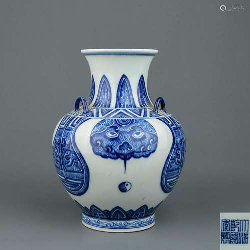 A Chinese Blue and White Porcelain Vase