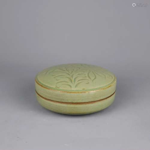 A Chinese Celadon Yue-Type Porcelain Round Box with Cover
