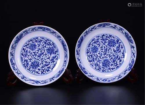 PAIR OF CHINESE PORCELAIN BLUE AND WHITE FLOWER PLATES