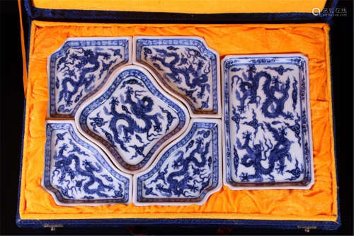 A SET OF CHINESE PORCELAIN BLUE AND WHITE DRAGON DISHES