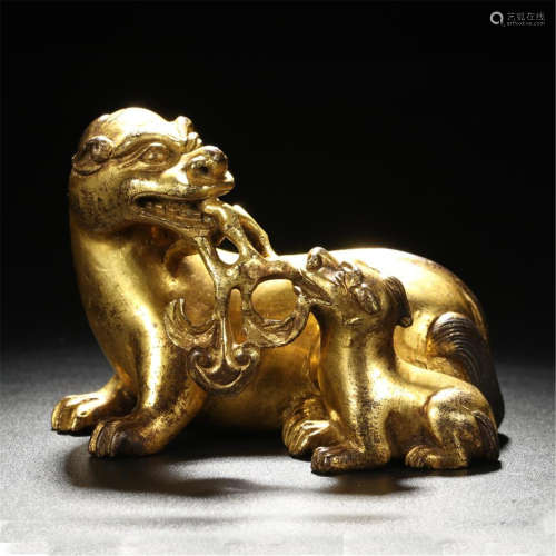 CHINESE GILT BRONZE TWO BEAST PAPER WEIGHT