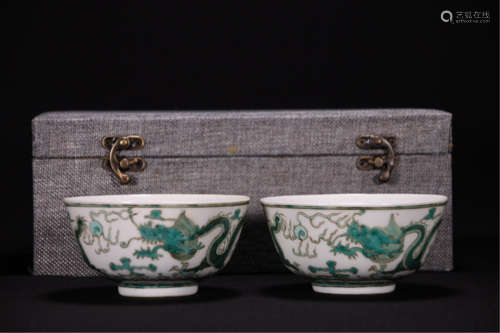 PAIR OF CHINESE PORCELAIN FAMILLE ROSE DRAGON BOWLS