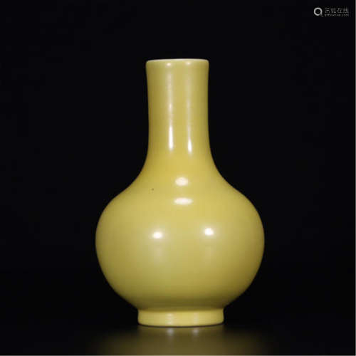 CHINESE PORCELAIN YELLOW GLAZE VASE