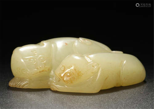 CHINESE ANCIENT JADE DOUBLE BEAST TABLE ITEM