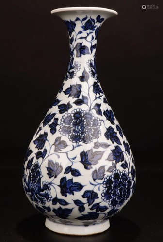 A WHITE&BLUE GLAZE WRAPPED FLOWER PATTERN VASE