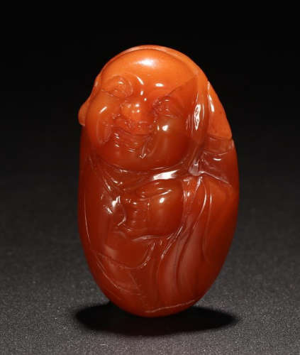 AN AGATE CARVED FIGURE PATTERN PENDANT