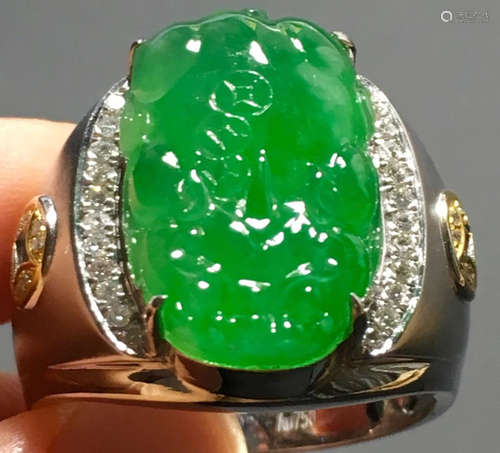 A GREEN JADEITE CARVED PIXIU FINGER RING, TYPE A